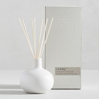 Fournitures pour la parfumerie d'ambiance : diffuseur à bâtonnets en pot céramique personnalisé avec marque privée et bougies de luxe en cire de soja parfumée