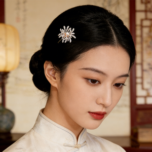 Broche de luxe tendance en strass de cristal avec pince à foulard en perles, épingle anti-exposition pour robe, châle et bijoux de décoration pour femme - Product Image 4