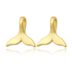 Venta al por mayor de la fábrica tonto chapado en oro 14K chapado en oro de latón de cola de pescado en forma de encanto - Product Image 6