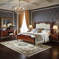 Cama de Lujo Imperial Kensington de EKAR |   Base de Cama de Madera con Diseño Clásico Inglés y Tapizado |   Muebles de Alta Gama para Suite Principal