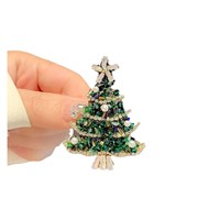 Broche JoJo en alliage de cuivre plaqué argent haute sensibilité, motif sapin de Noël avec cristaux sertis, accessoire polyvalent pour manteau d'enfant