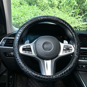 Funda de Cuero para <span class=keywords><strong>Volante</strong></span> de Coche con Patrón de Cocodrilo Negro, Agarre Cómodo, Duradera, Fácil de Instalar, Universal - Product Image 3