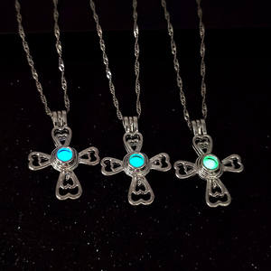 Usine en gros lueur dans le noir Halloween Crucifix croix lumineuse perle pendentif veilleuses collier pour femmes hommes - Product Image 5