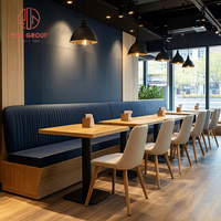 Ensemble de meubles modernes pour café, restaurant, salon de thé : banquettes en cuir et tables rectangulaires en bois clair avec chaises