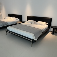 Cadre de lit rembourré moderne en cuir noir avec tête de lit à panneaux bas et structure en acier inoxydable pour chambre à coucher et hôtel