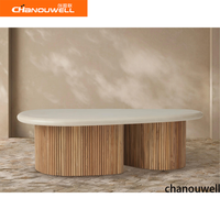 Table basse d'extérieur moderne |   Base cannelée en teck recyclé |   Top asymétrique composite confortable pour la cour, résistant aux intempéries