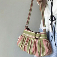 Tas Selempang Hobo Vintage Pink Hijau Bergaris Lipit dengan Gesper Cincin Kayu dan Tali Pengikat yang Dapat Disesuaikan