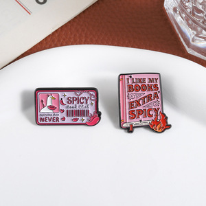Spicy <span class=keywords><strong>Book</strong></span> <span class=keywords><strong>Club</strong></span> Senza Scadenza, Spilla da Bavero in Metallo Smaltato Morbido, Accessorio di Moda per Regalo a Tema Libri Audaci - Product Image 5