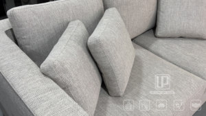 Sofá de 2-3 Plazas de Estilo Italiano con Estructura de Madera y Tela Suave para Sala de Estar Pequeña - Product Image 6