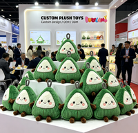 Peluche Zongzi en forme de ravioli de riz, enveloppée d'un tissu en velours côtelé vert triangulaire, avec visage souriant et membres marron, à suspendre
