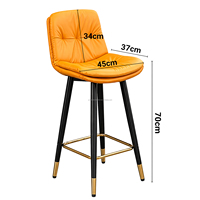 Chaises de bar contemporaines avec siège rembourré, dossier de soutien et structure noire et dorée pour comptoir de cuisine, restaurant et salon