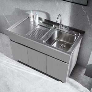 Évier de cuisine double en acier inoxydable avec robinet, finition brossée, design industriel - Product Image 4