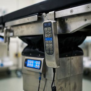 Table chirurgicale médicale Keling alimentée par batterie assurant un fonctionnement continu pendant les pannes de courant dans les salles de chirurgie critiques - Product Image 4