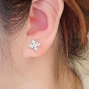 Orecchini a Perno con Quadrifoglio in Cristallo per Donne, Accessori Minimalisti ed Eleganti per Uso Quotidiano - Product Image 6