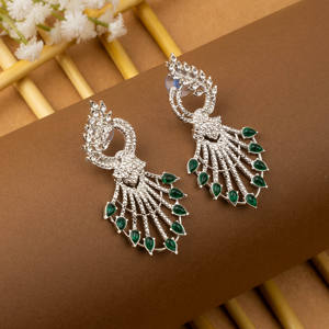 Boucles d'oreilles en cristal élégantes à la demande pour dames avec un beau design fait main disponible au meilleur prix - Product Image 3