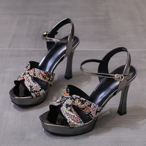 Nouvelles sandales d'été 22 à rivets, bout ouvert, plateforme imperméable, ajourées, à talon aiguille et bride unique pour femme - Product Image 5