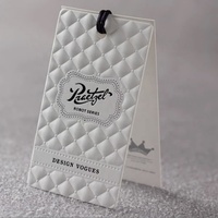 Etiquetas Colgantes de Papel Kraft Negro Personalizadas OEM con Logotipo UV en Relieve y Código de Barras - Etiquetas Biodegradables para Ropa