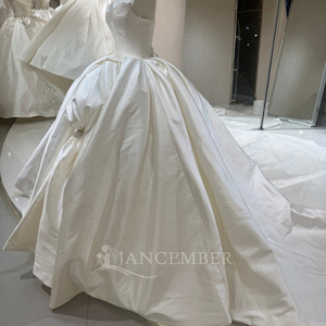Robe de mariée élégante sans bretelles avec décolleté orné de cristaux, asymétrique, à volants sur les hanches, en satin ivoire, style robe de bal, Jancember - Product Image 4