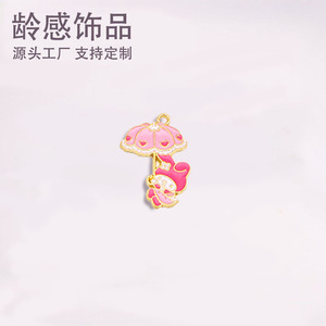 Venta al por mayor Lindo bolso de aleación colgante llavero pulsera para niños Kitty Cat Kuromi Cinnamoroll chapado en oro colgantes de moda encantos - Product Image 4