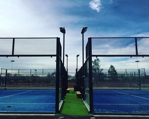 Terrain de padel intérieur et extérieur panoramique JSMC avec toit Paddle Tennis avec couvercle assemblé au Chili - Product Image 4