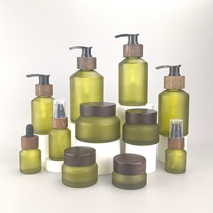 Bottiglia in Vetro Verde Oliva con Spalla Inclinata 15ml 30ml 60ml 100ml 120ml 200ml, Flacone Cosmetico con Pompa in Legno - Product Image 1