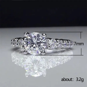 Anillo de Compromiso de Diamantes en Oro Blanco para Mujer F846, Corte Brillante Redondo, Color G Natural, Piedras Laterales - Product Image 5