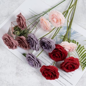 Fleurs artificielles en soie texturées, roses à trois têtes, pour la décoration de la maison, les mariages, les allées, le salon et l'entrée. - Product Image 2