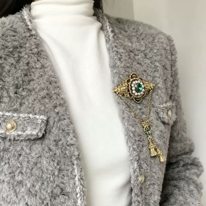 Broche de luxe Bella Viva avec détail chaîne, idéale pour costume, manteau, robe, invité de <span class=keywords><strong>mariage</strong></span>, banquet et tenue quotidienne - Product Image 5