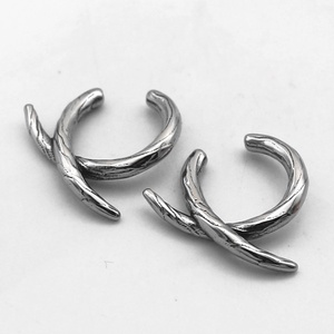 Boucles d'oreilles pour homme en acier inoxydable 316L, étanches, résistantes au ternissement, motif branche de vigne torsadée, à clipser sur le cartilage, style punk gothique. - Product Image 4