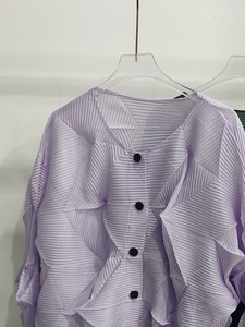 PY 2026 Nueva Colección: Cárdigan Casual Miyake con Pliegues Florales, Abotonado, Holgado, Tallas Grandes, Transpirable, Ropa al por Mayor para Verano - Product Image 3