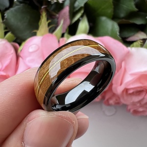 Bague Coolstyle en tungstène noir avec incrustation de corde de guitare en bois de fût de whisky de 8 mm pour hommes et femmes, idéale pour fiançailles et mariage - Product Image 5