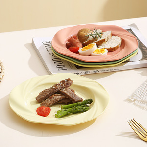 Assiette ronde créative en plastique au design crémeux, idéale pour la maison, les plats de pâtes, les repas occidentaux, les fruits - Product Image 3