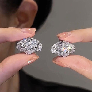 Orecchini in Oro Bianco con Diamanti Taglio Baguette Colore D Naturali Certificati GIA Gioielli Classici da Sposa per Donna - Product Image 3