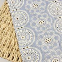 Tissu en coton brodé de fleurs bleues tissé pour vêtements