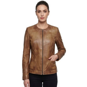 Chaqueta de cuero marrón para mujer al por mayor, sin cuello, cuello redondo, estilo motero, personalizada, desgastada, ajustada, proveedor de prendas de abrigo. - Product Image 1