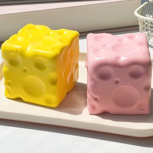 Juguetes Blandos de Queso en Bloque, Squishies Suaves con Forma de Comida, Juguete Sensorial Antiestrés de TPR para Aliviar el Estrés y la Ansiedad - Product Image 3