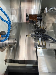 Centre d'usinage de haute précision, tour CNC 2 axes avec broche simple, commande FANUC/SYNTEC, porte-outils 8 postes, utilisation facile - Product Image 4