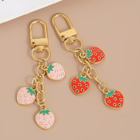 Fabrieksdirect leverbaar Schattig Cartoon Fruit Aardbei Zinklegering Sleutelhanger Tas Charm Koppels Klein Cadeau Groothandel Beschikbaar
