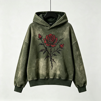 Sweat à capuche vert délavé vintage avec impression graphique Kornit DTG Rose Épine Rouge et décorations en strass thermocollants, style streetwear