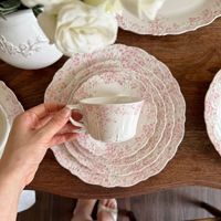 Ensemble de tasses et d'assiettes en céramique à motifs floraux roses de style baroque européen avec un design en dentelle en relief, ensemble d'assiettes à dîner vintage pour mariage