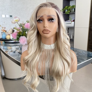 Perruque synthétique 13x4 à dentelle transparente, longue, ondulée, avec frange à raie centrale, mélange blond chaud, style européen et américain pour femmes - Product Image 1