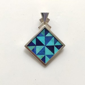 Pendentif en argent 925 avec intarsia losange en agate noire, lapis-lazuli et turquoise - Product Image 1