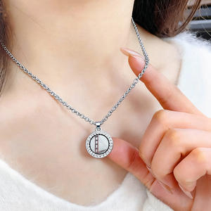 Bouteille de parfum en gros, pendentif diamant, strass, breloques pour voiture, ornements suspendus en métal, logo personnalisé, souvenir de voyage - Product Image 2