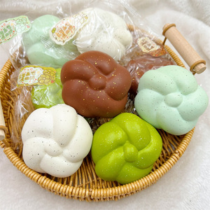 Pan de simulación súper suave y blandito de rebote lento, donut antiestrés de PU, también los adultos quieren jugar con juguetes. - Product Image 1