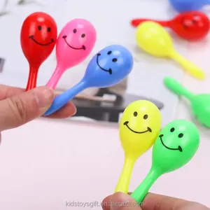 Brinquedo de interação de sorriso pequeno de plástico para crianças, instrumento musical Maracus por atacado