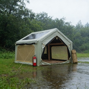 Tente gonflable portable avec un volume de rangement ultra compact pour les excursions de camping en moto ou à vélo - Product Image 1