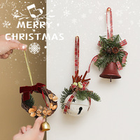 Décorations de Noël : Pendentifs artificiels en fer en forme de pomme de pin et clochette, ornements de voiture, couronnes de baies, mini-couronnes d'eucalyptus