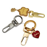 Mousqueton triangulaire en métal de forme personnalisée, porte-clés avec logo gravé au laser, clip à ressort pour l'escalade, quincaillerie en gros