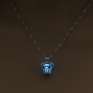 Collar De Corona brillante en la oscuridad, colgante, medallón - Product Image 3