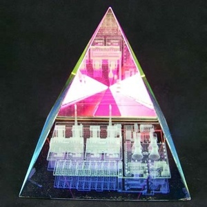 ของขวัญของที่ระลึกพีระมิดคริสตัลที่ไม่เหมือนใครพร้อมการแกะสลักหอไอเฟลตามสั่ง - Product Image 2